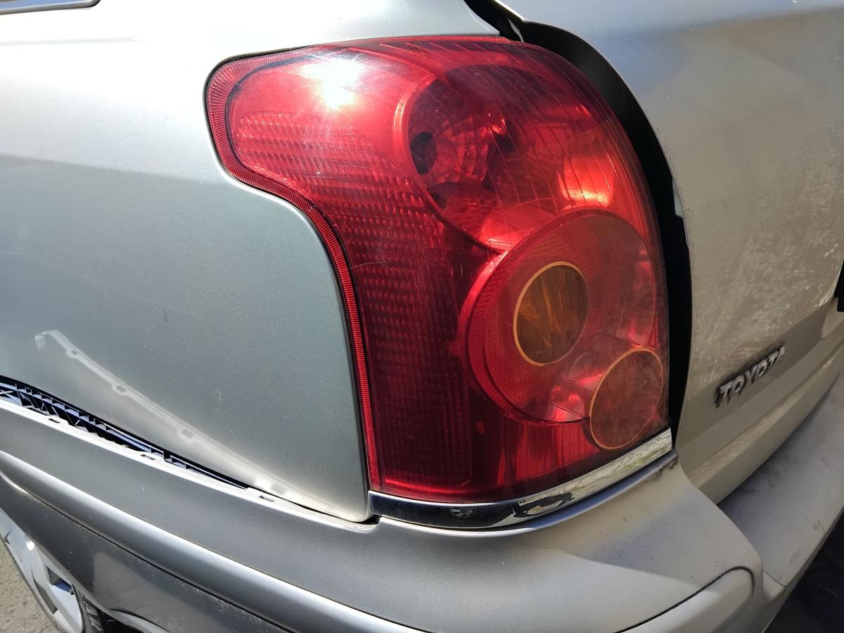 Toyota Avensis T25 Kombi original R&uuml;ckleuchte Schlussleuchte links BJ2005