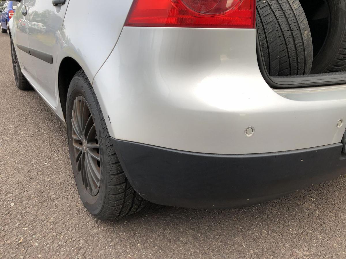 VW Golf 5 1K Sto&szlig;f&auml;nger hinten Hecksch&uuml;rze mit PDC LA7W Reflexsilber Metallic
