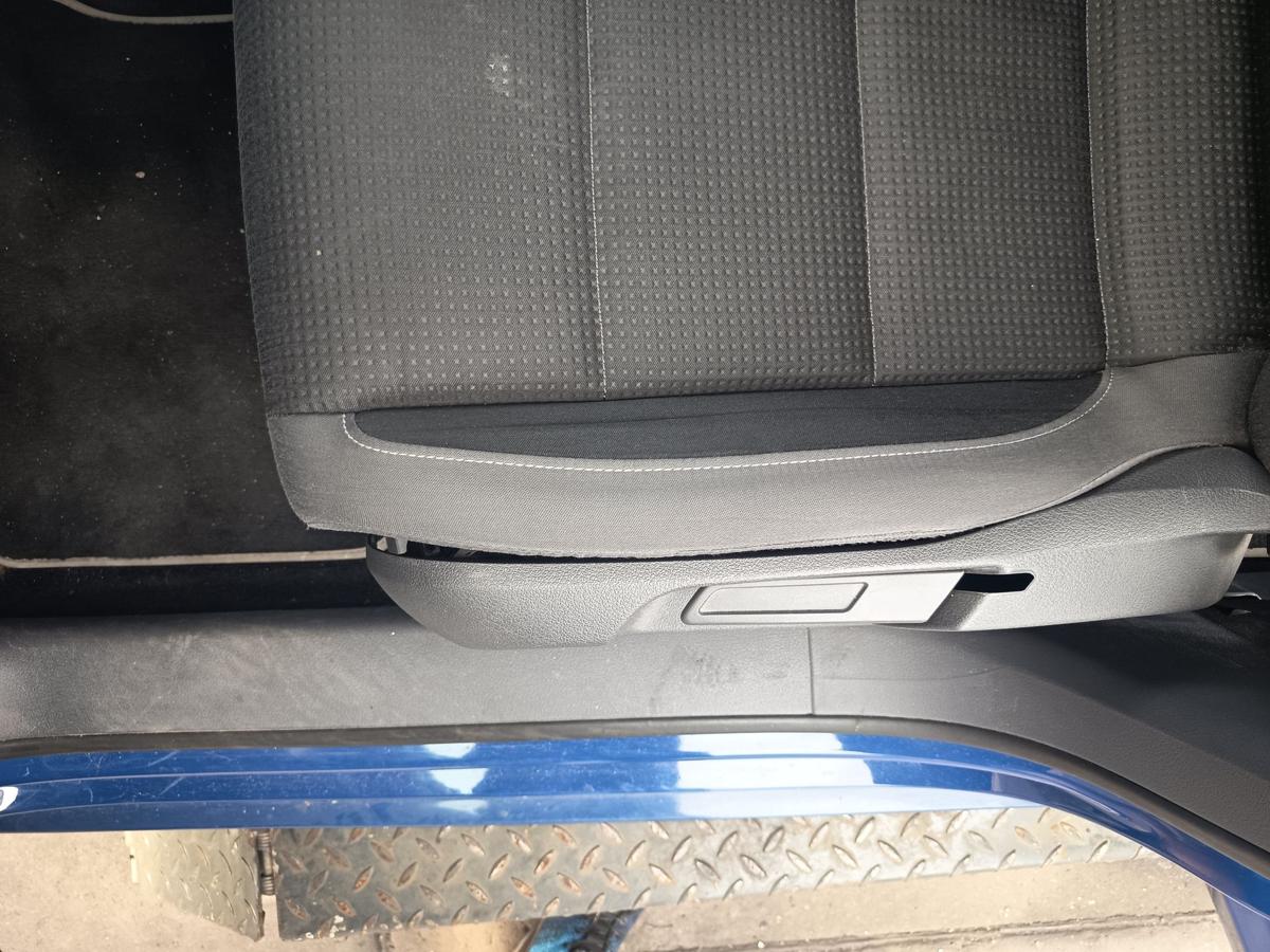 VW Touran GP 1T original Fahrersitz vorn links Stoff schwarz/anthrazit Bj 2009
