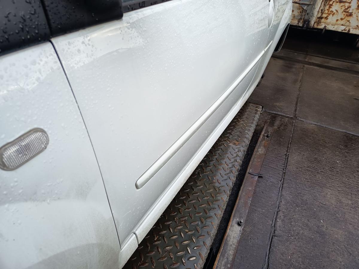 Renault Twingo II original T&uuml;r links Fahrer OV369 Arktiswei&szlig; Bj 2009