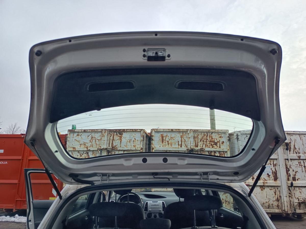 Hyundai i20 original Heckklappe mit Scheibe Deckel hinten FG Seek silver Bj 2012