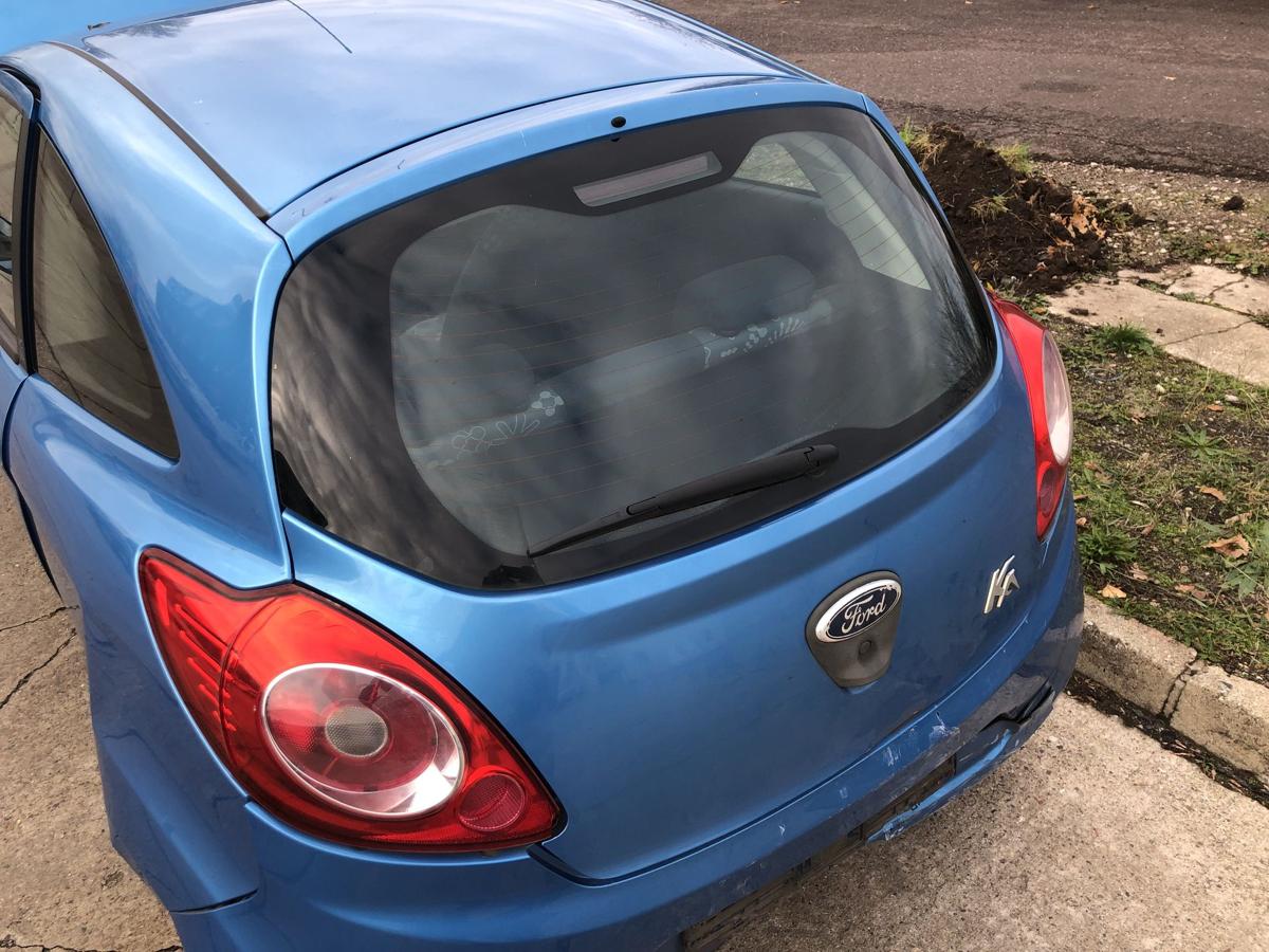 Ford KA RU8 Heckklappe mit Heckscheibe beschädigt Dive Blau