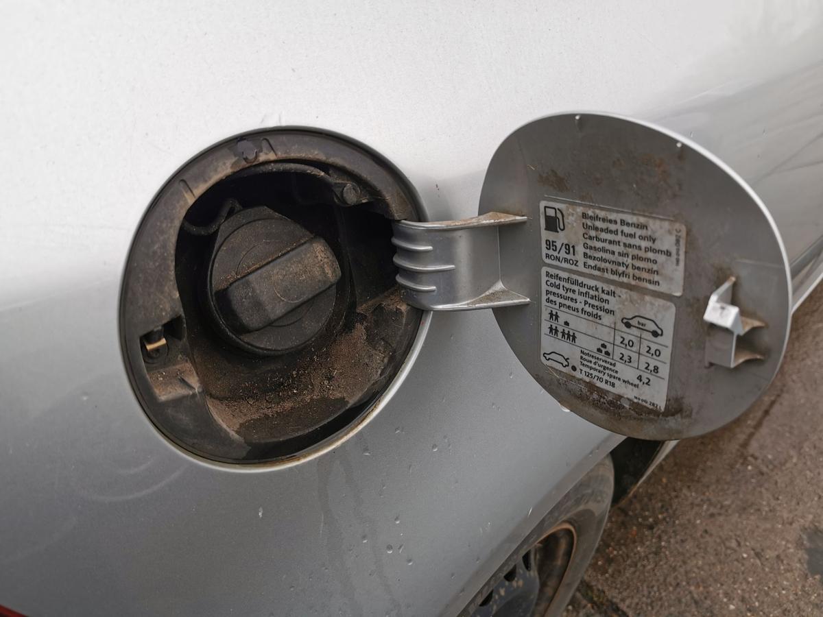 VW Golf V 5 Tankklappe Tankdeckel Tankverschluss LA7W Reflexsilber Met