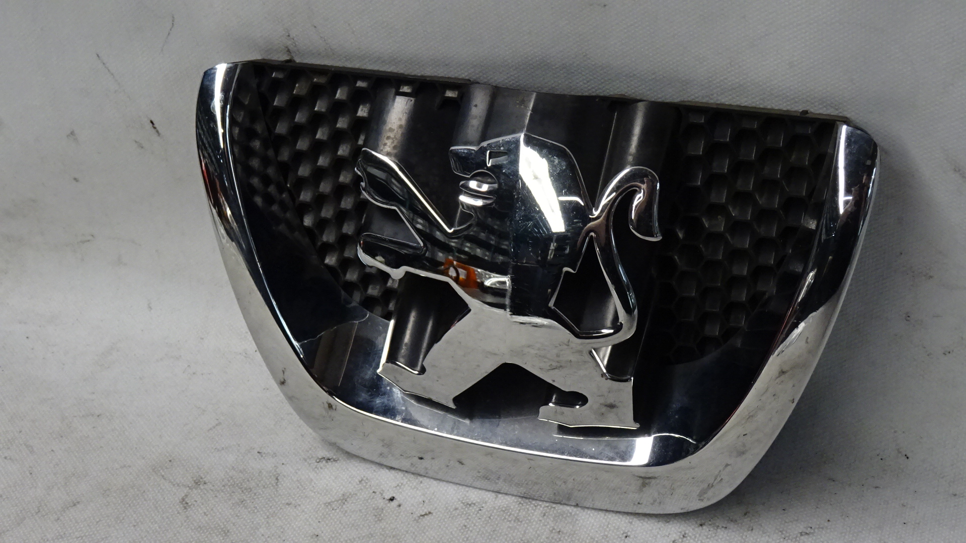 Peugeot 207 Bj2013 Emblem Kühlergrill