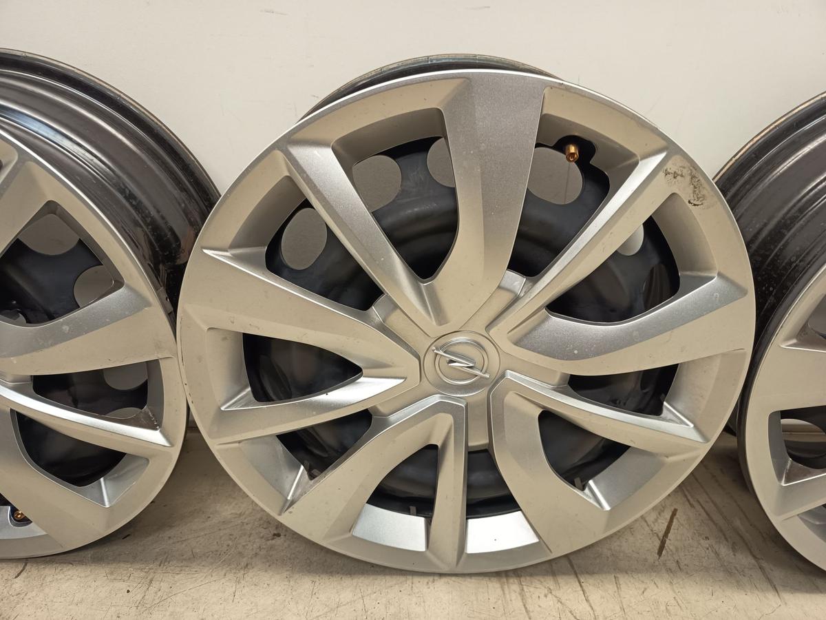 Opel Corsa F / Peugeot 208 Satz Stahlfelgen 6,5x15 ET32 mit Radzierblenden