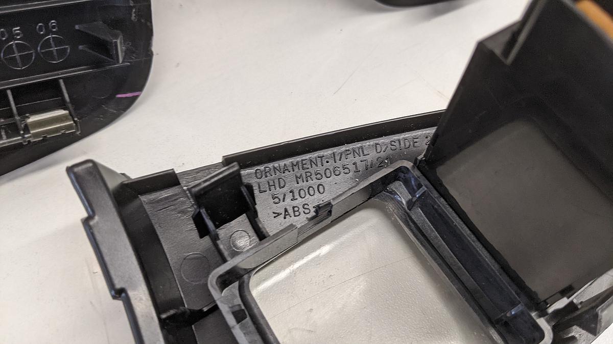 Mitsubishi Lancer CS0 Satz Blenden Abdeckungen T&uuml;ren vorn MN124992K MN124993K