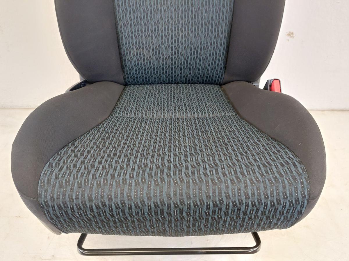 Toyota Yaris XP13 Sitz vorn rechts Beifahrersitz Stoff nur f&uuml;r 5 t&uuml;rer Autositz