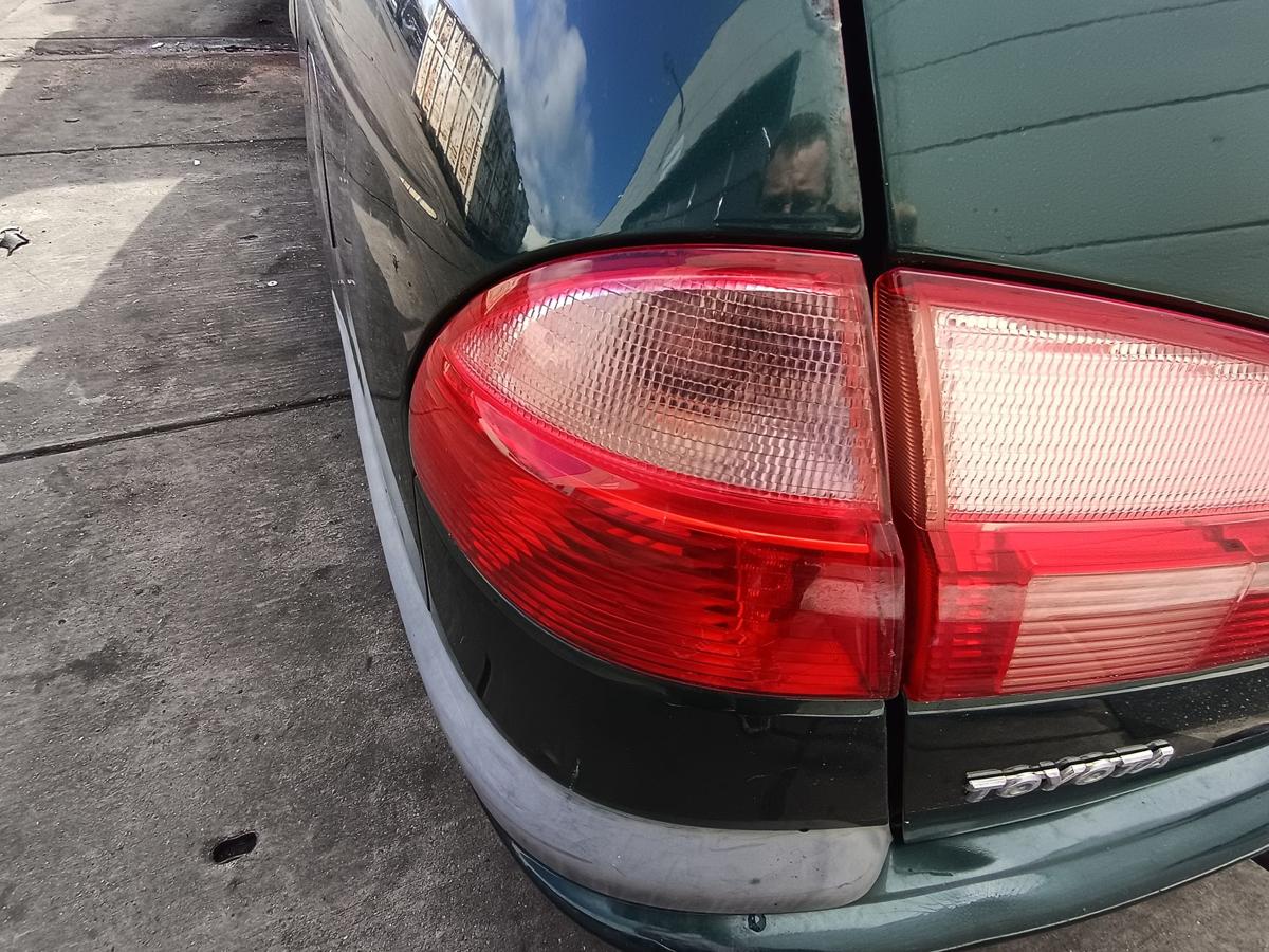 Toyota Avensis T22 Kombi original R&uuml;ckleuchte links aussen Facelift Bj 2001