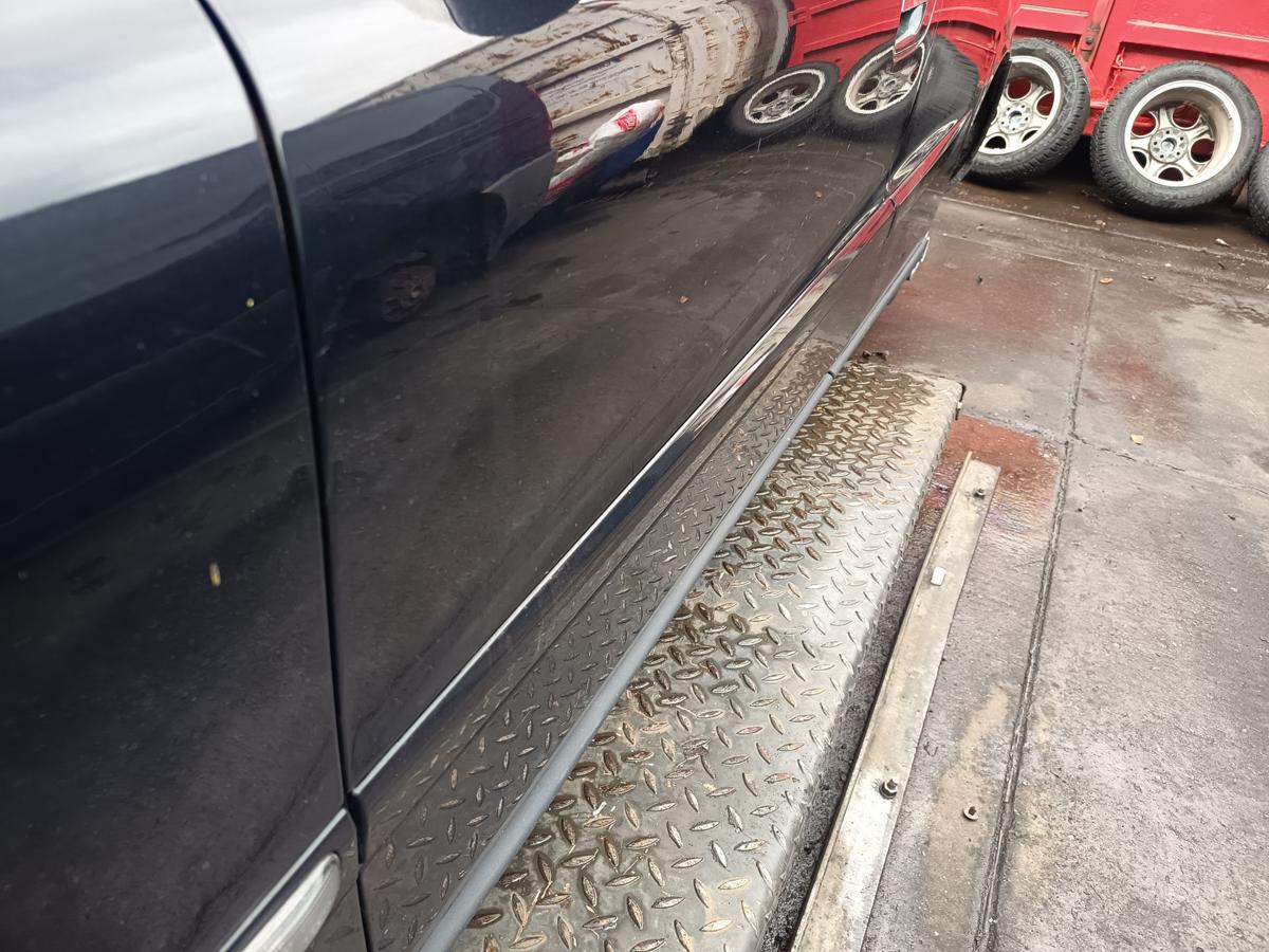 Volvo V70 II original Tür vorn links Fahrer 452 Saphirschwarz Bj 2005