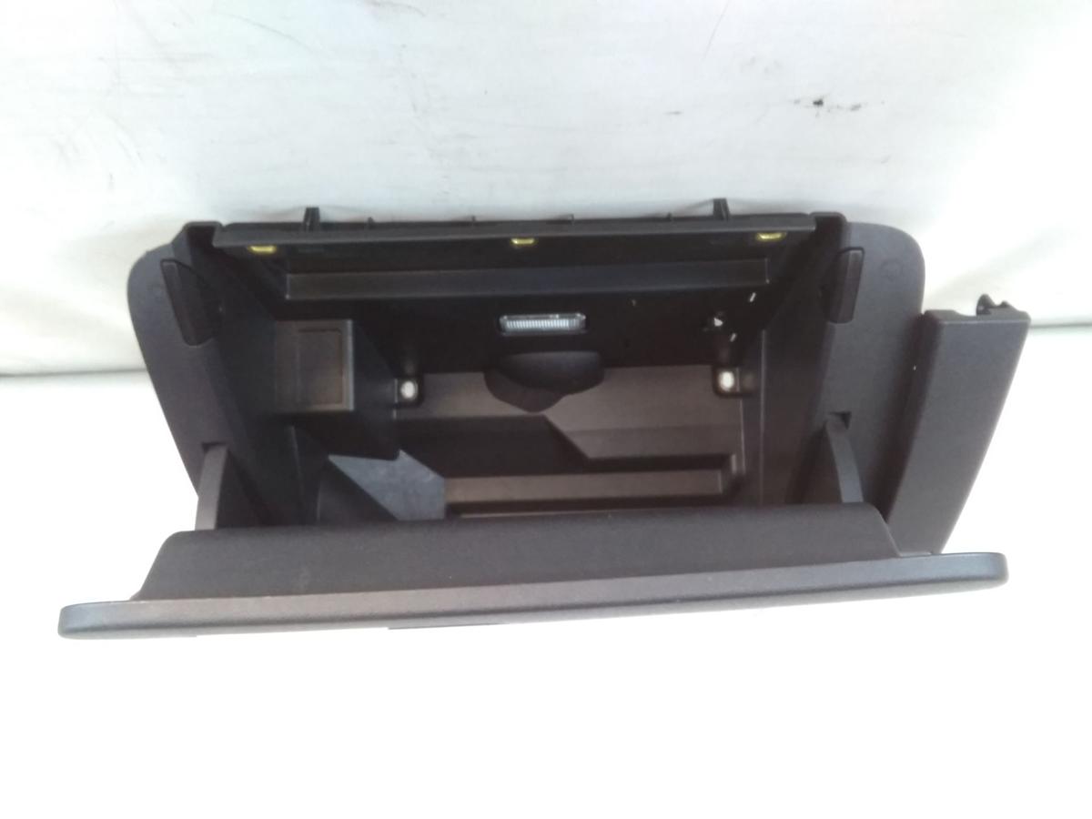 Audi A1 8X original Handschuhfach schwarz BJ2010