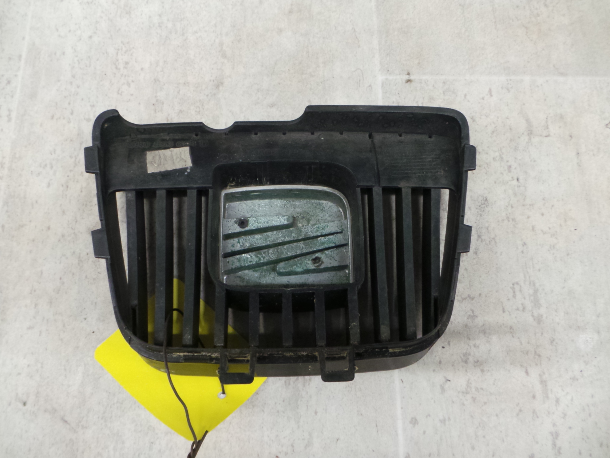 Seat Ibiza 6K2 BJ 2000 Kühlergrill Grill Frontgrill 6K0853654D