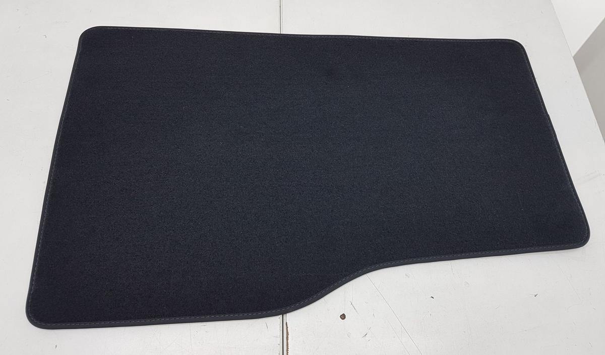Tesla Model Y original Fu&szlig;mattensatz Textil Teppich Bj2025 NEUWERTIG