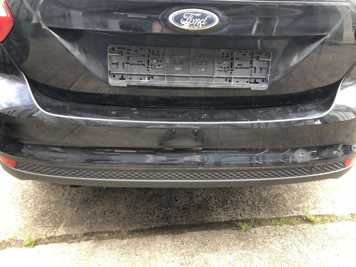 Ford Focus DYB Stoßfänger hinten Heckschürze Beschädigung 5trg Pantherschwarz