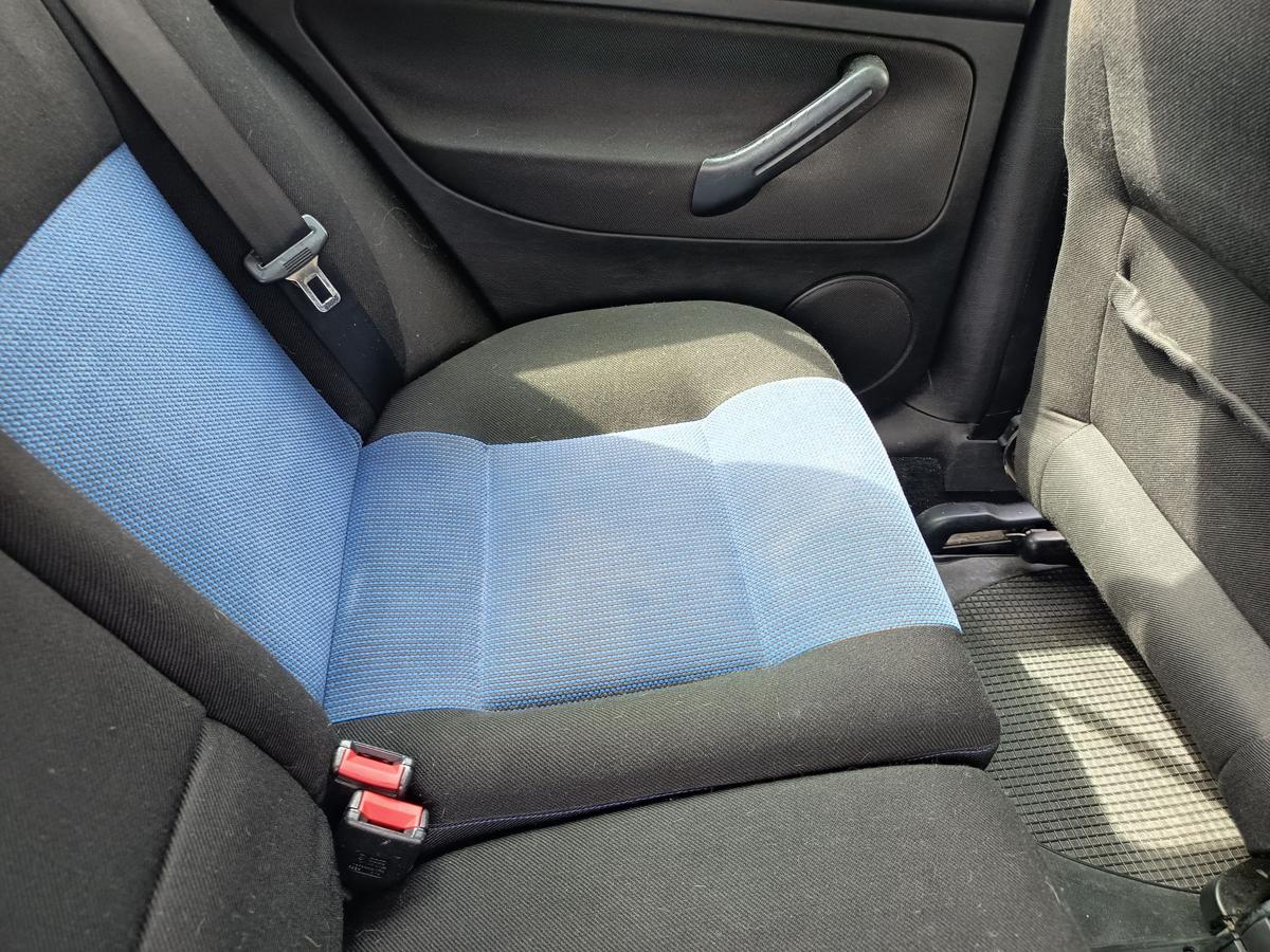 VW Golf IV 5t&uuml;rer Limo R&uuml;cksitzbank ohne Gurte Fond Stoff blau/schwarz Bj 1998