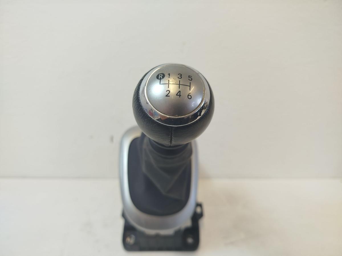 Toyota Yaris XP13 Schalthebel mit Lagerbock 6-Gan