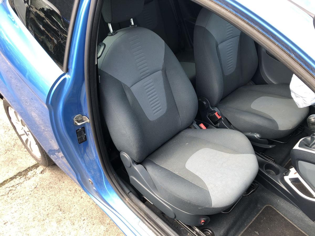 Ford KA RU8 Sitz vorn rechts Beifahrersitz Stoff Heizung Höhenverstellung Autositz