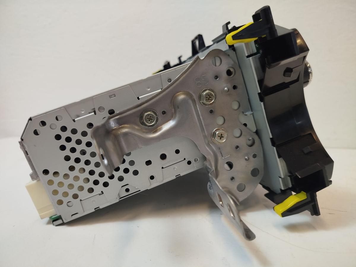 Toyota Yaris XP13 Autoradio Radio mit Navigationssystem Multimediaeinheit