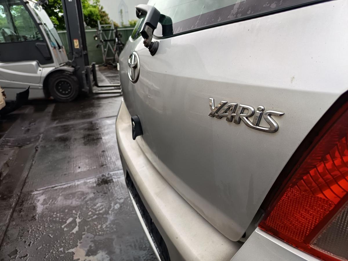 Toyota Yaris XP9 original Heckklappe mit Scheibe 1E7 Silver pearl Bj 2006