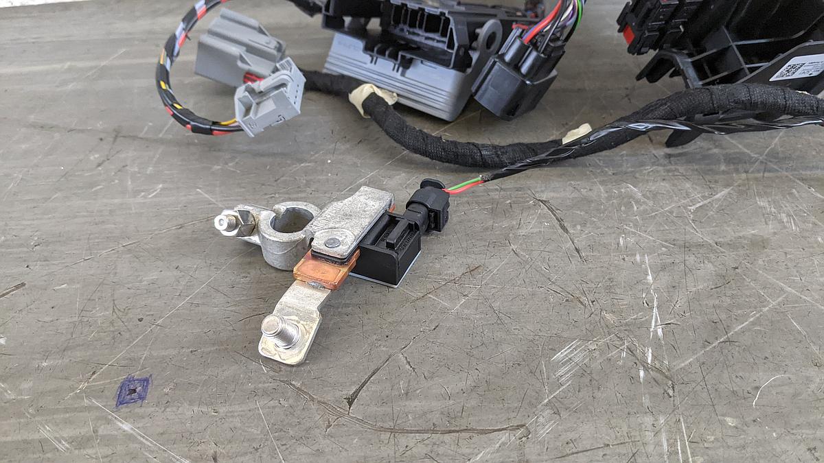 Opel Astra K Sicherungskasten mit Batteriekabel 39023241