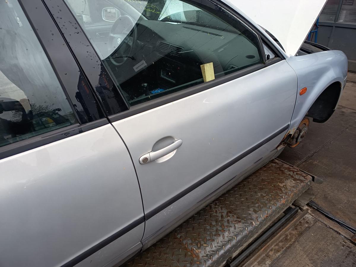 VW Passat 3B original T&uuml;r vorn rechts Beifahrer B7Z Satinsilber Bj 1997