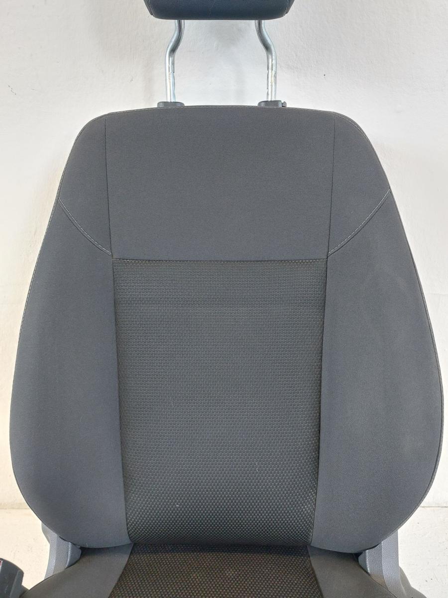 Ford Focus DYB CEW Turnier Sitz vorn links Fahrersitz Stoff ohne Heizung