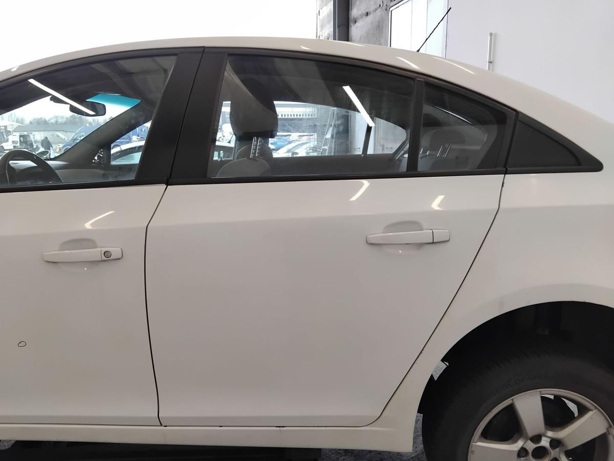 Chevrolet Cruze J300 T&uuml;r hinten links weiss 4-t&uuml;rig Limousine BJ2011