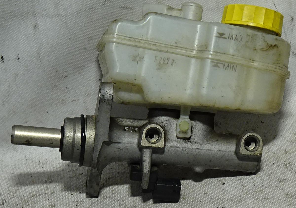 Skoda Rapid NH BJ2012 Hauptbremszylinder mit Bremsflüssigkeitsbehälter