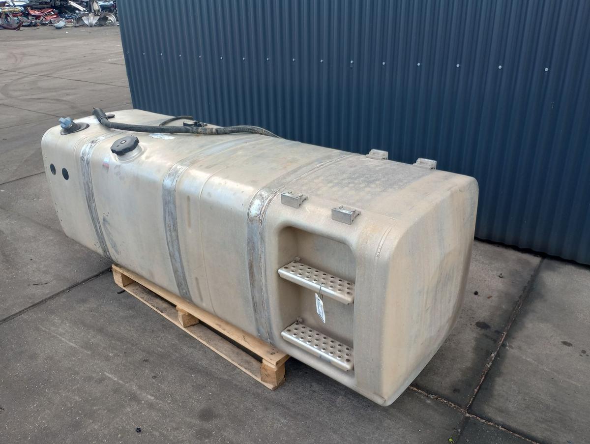 MAN TGS X 18.400 orig Kraftstofftank/ AdBlue /10,5L Diesel 294KW Bj 2009