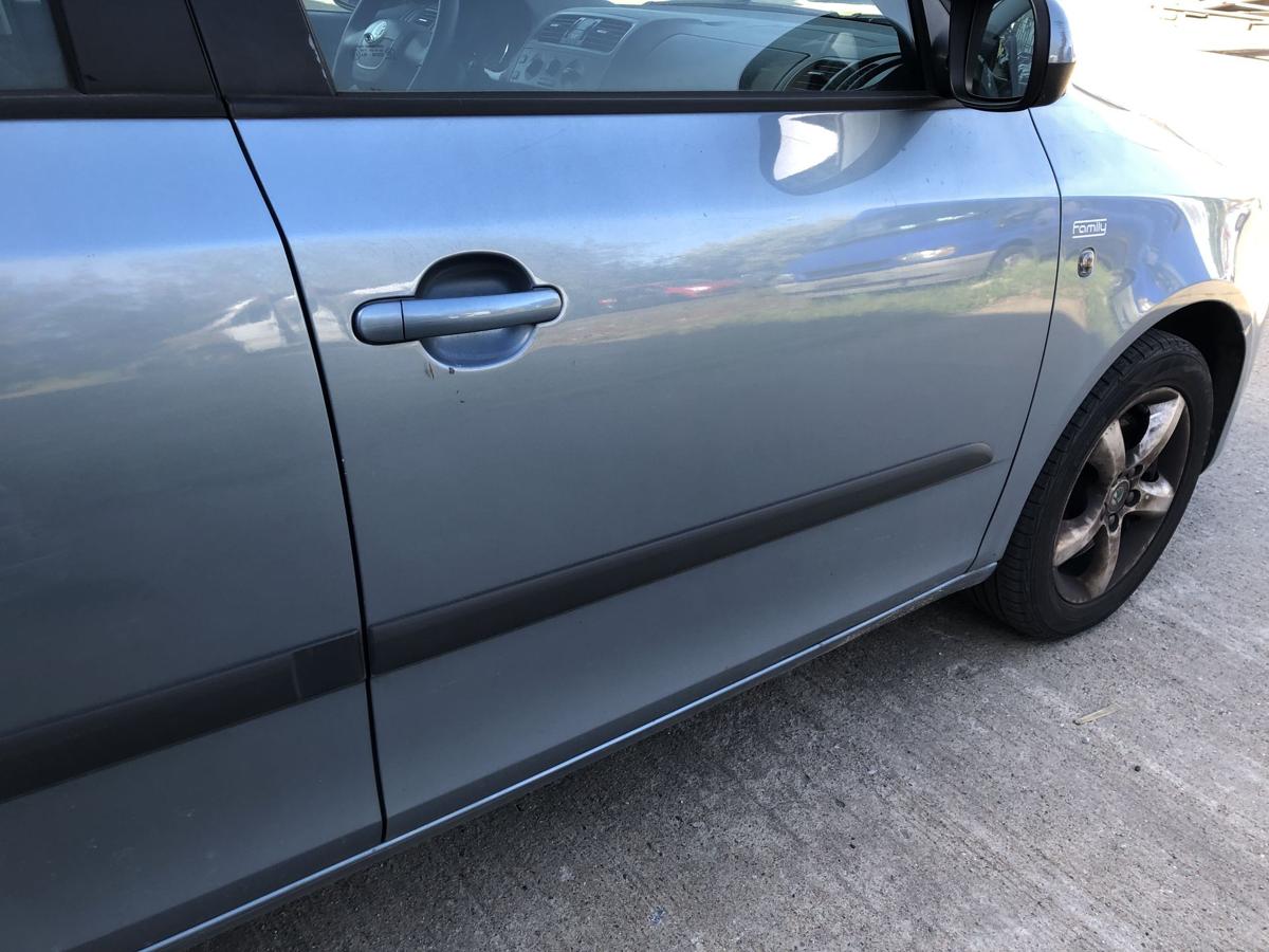 Skoda Fabia II 2 Typ 5J T&uuml;r vorn rechts Beifahrert&uuml;r im Rohbau LF5X Satin Grey