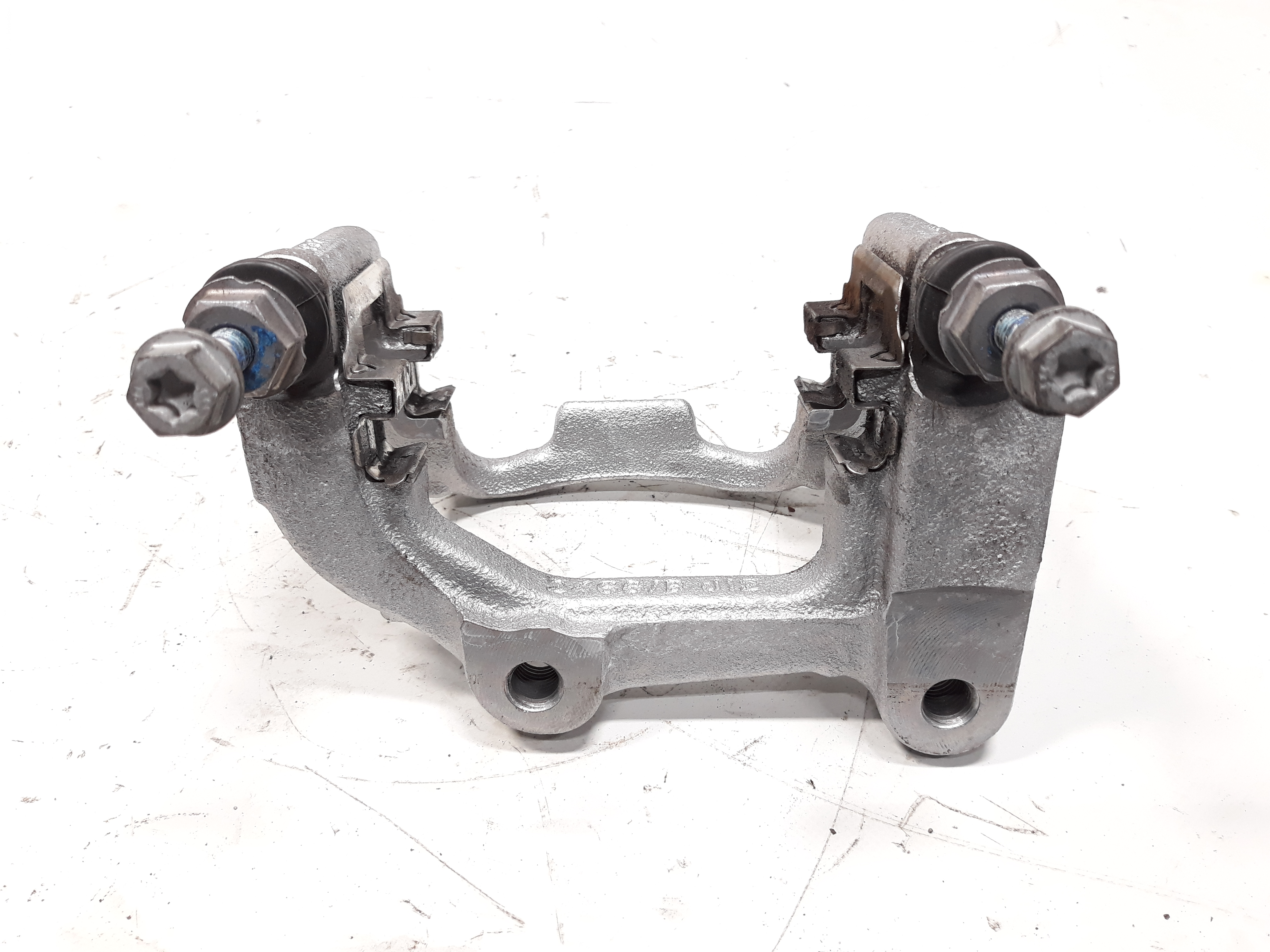 BMW X3 xDrive20d G01 Bj.2021 original Bremssattelträger Hinterachse links 330x20mm