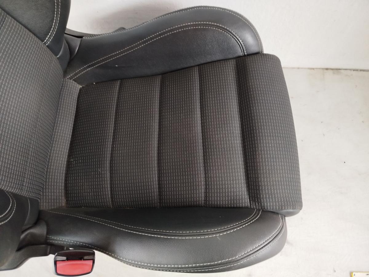 Renault Megane 3 III Grandtour Sitz vorn links Fahrersitz Kunstleder GT Logo
