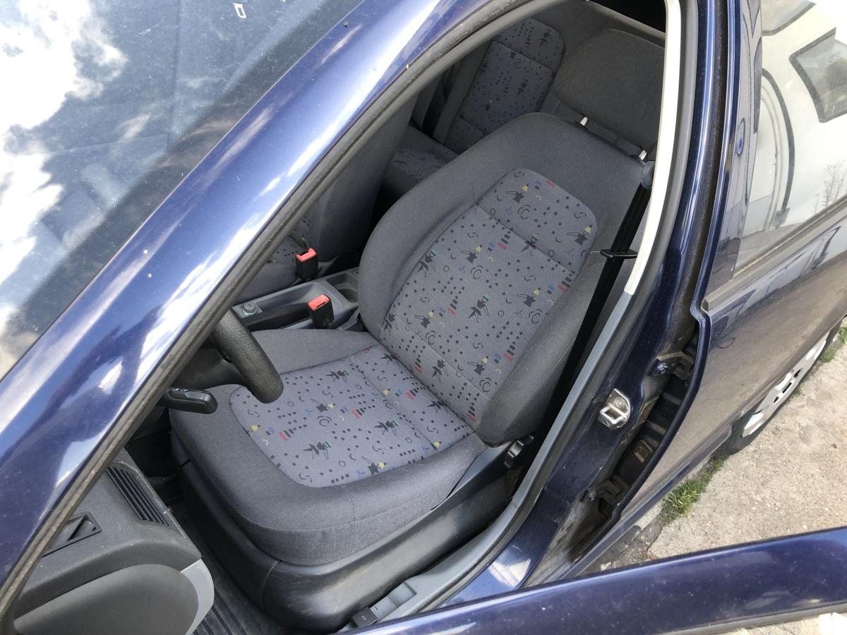 Skoda Fabia 6Y Sitz vorn links Fahrersitz Stoff mit Muster Autositz grau
