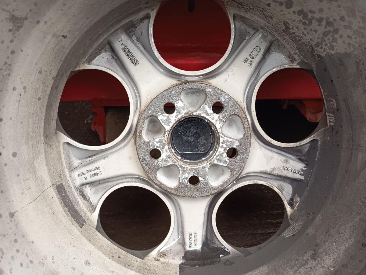 Volvo V70 II original Satz Alufelgen 6,5x16x43 mit Winterreifen DOT 23 Bj 2005