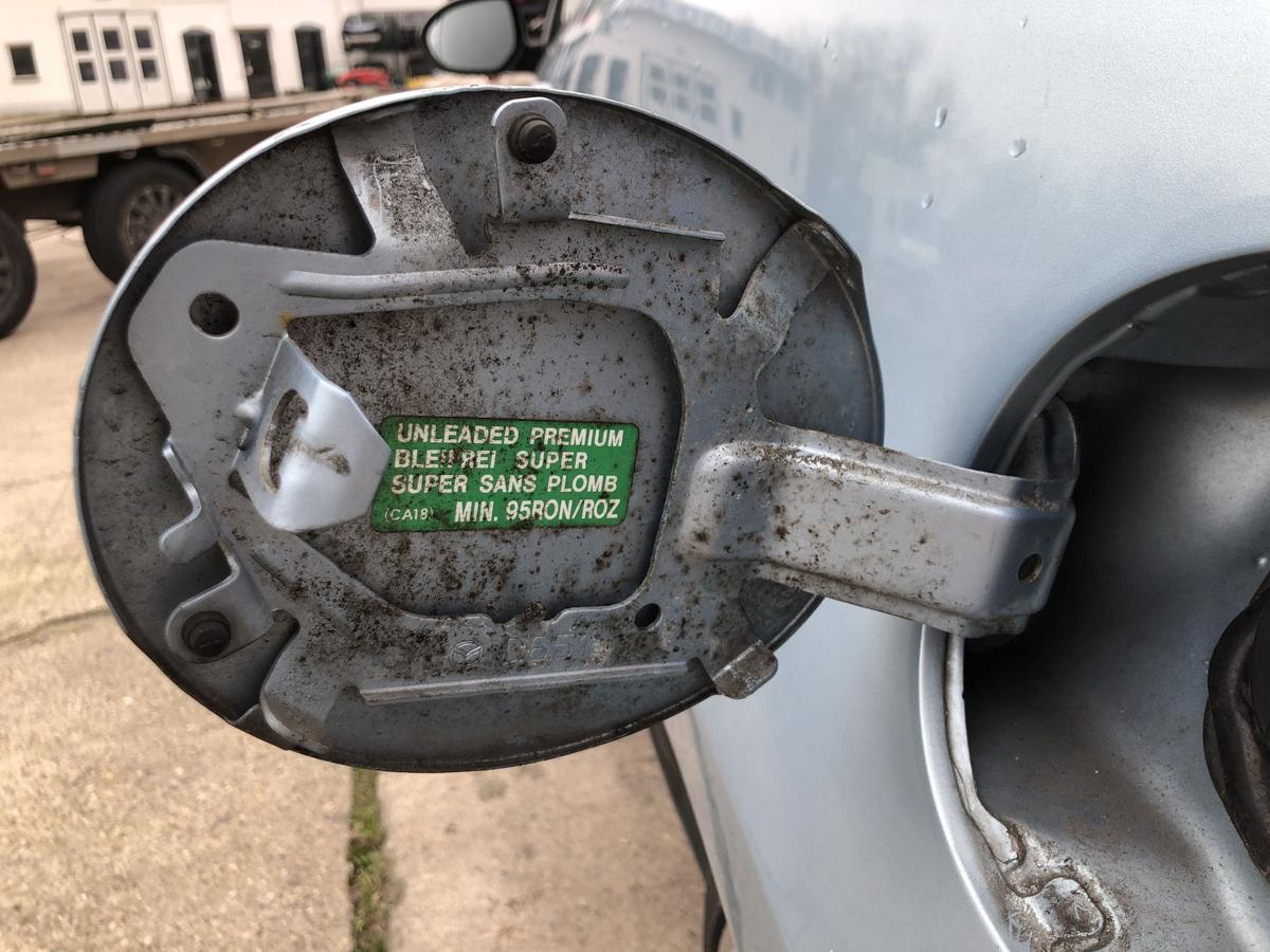 Tankklappe Tankdeckel Tankverschluss hellblau Mazda 2 DE