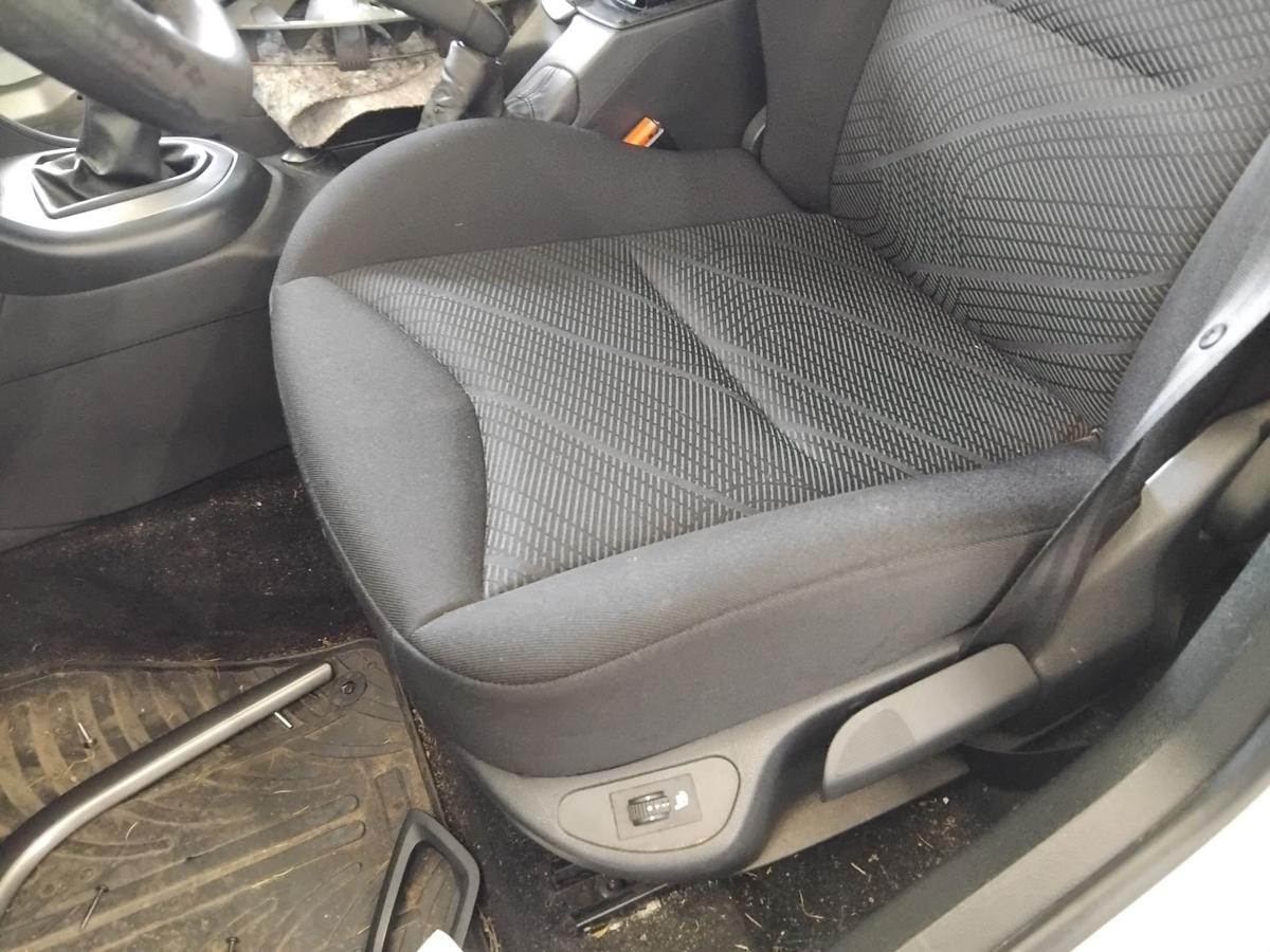 Peugeot 308 I original Sitz vorn links Fahrersitz 5-t&uuml;rig beheizt Stoff BJ2009