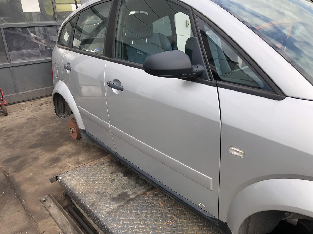 Audi A2 original Tür vorn rechts Beifahrer Y7W Lichtsilber Bj 2001