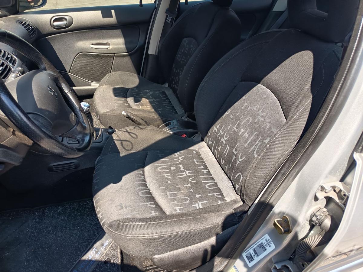 Peugeot 206 orig Sitz vorn links Fahrersitz 5-türer Bj 2005