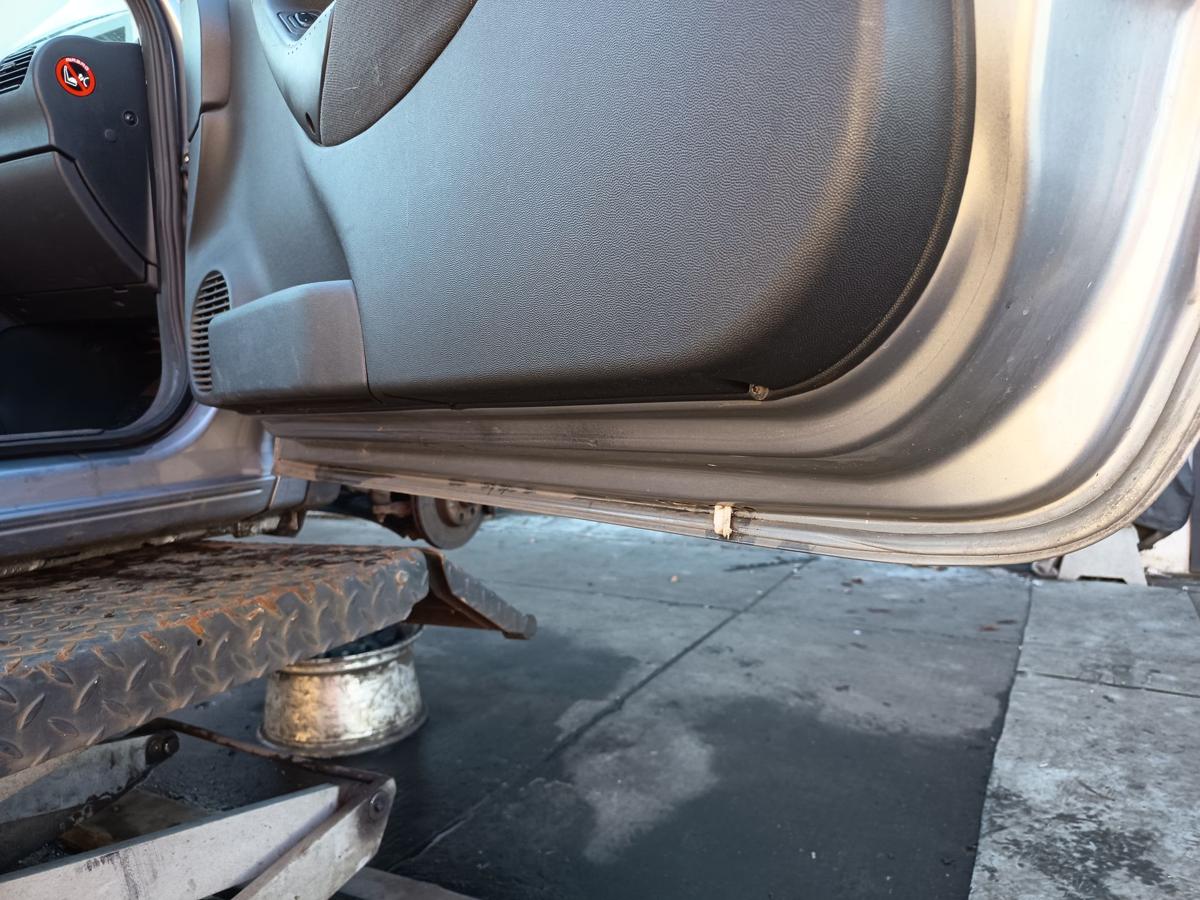 Opel Corsa C original T&uuml;r rechts Beifahrer 3t&uuml;rer Z163 Lichtsilber Bj 2004