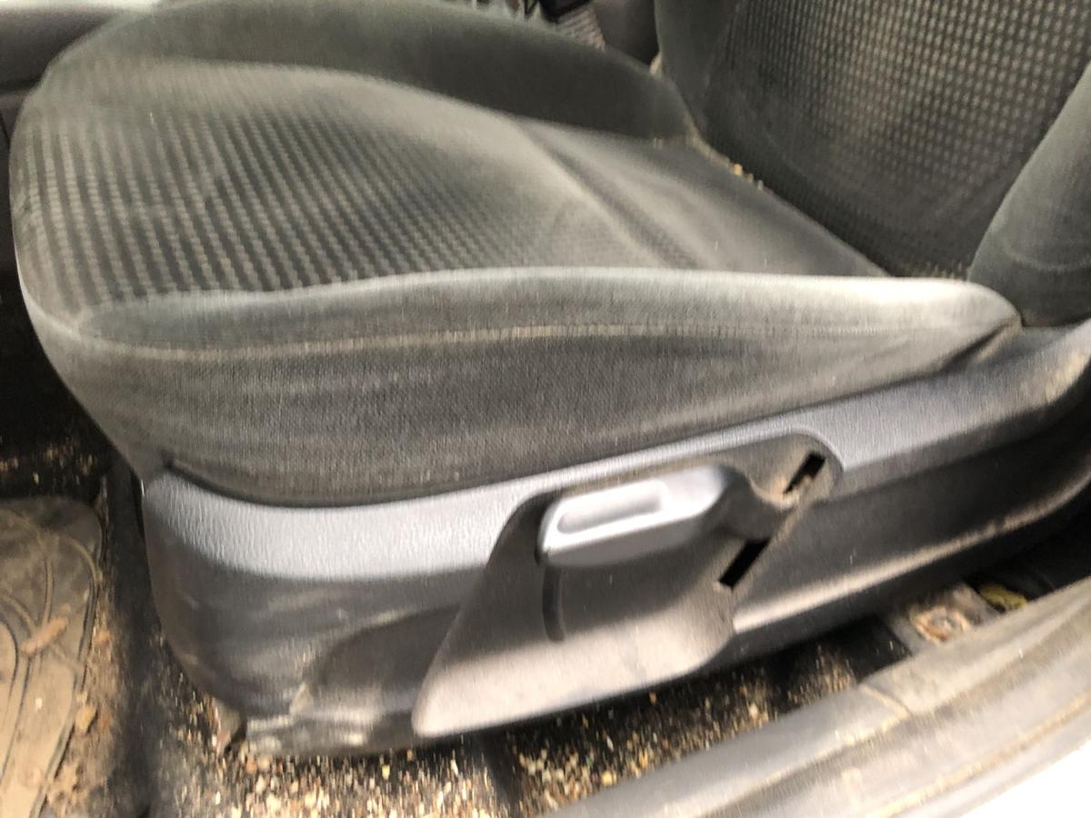 Ford Focus DA3 Sitz vorn links Fahrersitz Veloursitz ohne Heizung Autositz Stoff