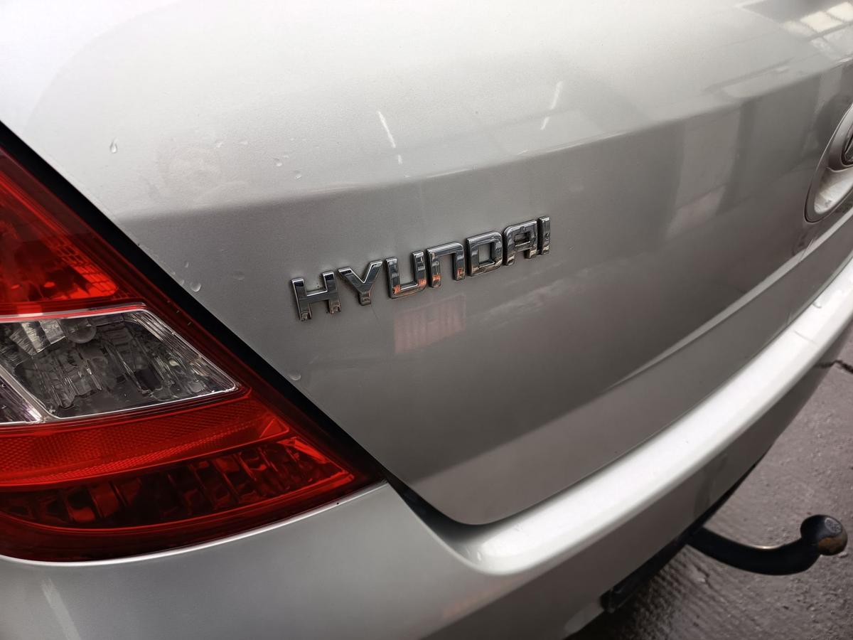 Hyundai i20 original Heckklappe mit Scheibe Deckel hinten FG Seek silver Bj 2012