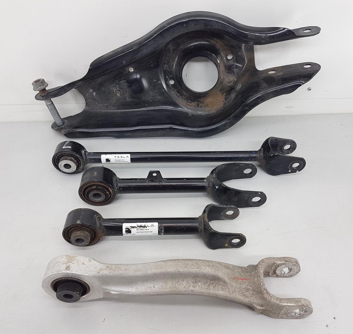 Tesla Model Y Querlenkersatz hinten links Satz Querlenker Bj2022 1044451-00-F