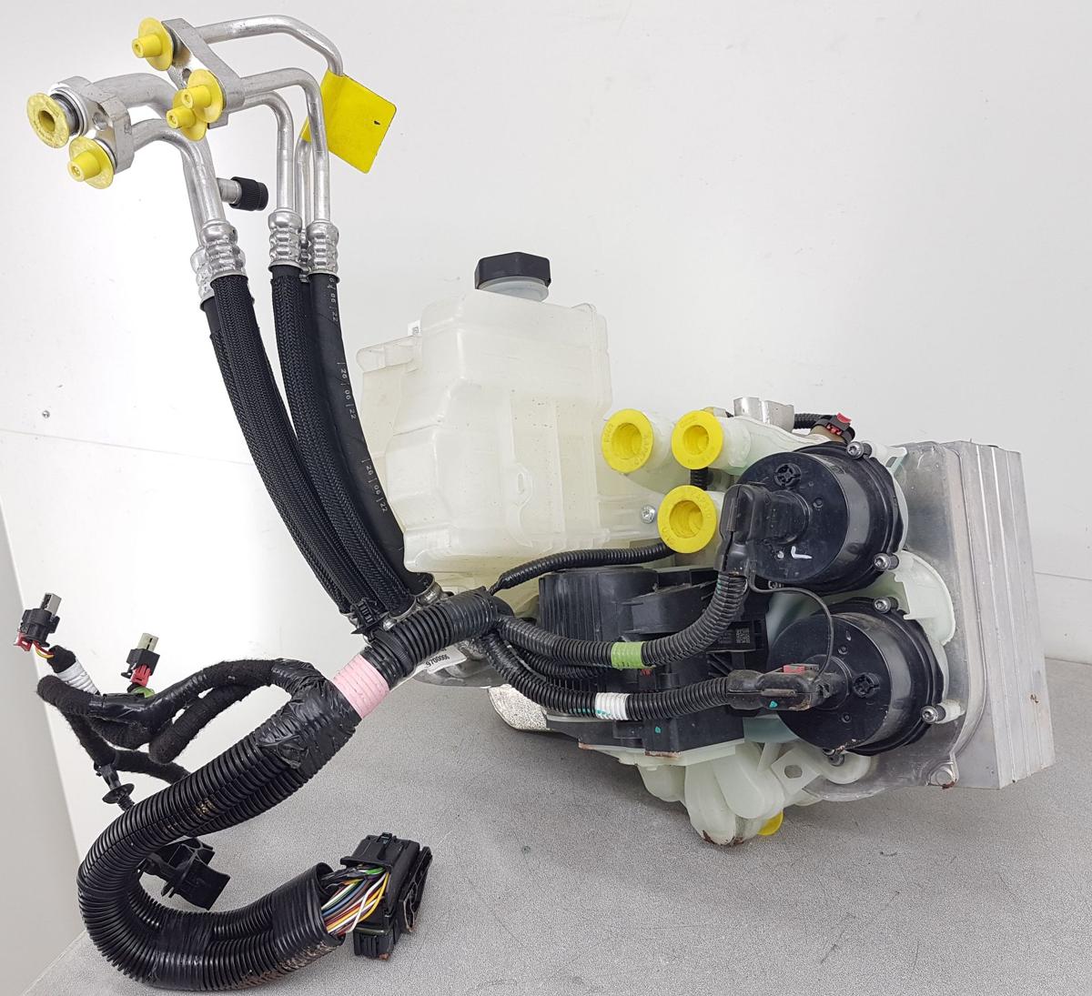 Tesla Model Y W&auml;rmetauscher Bj2022 1625000-A1-B Super Manifold