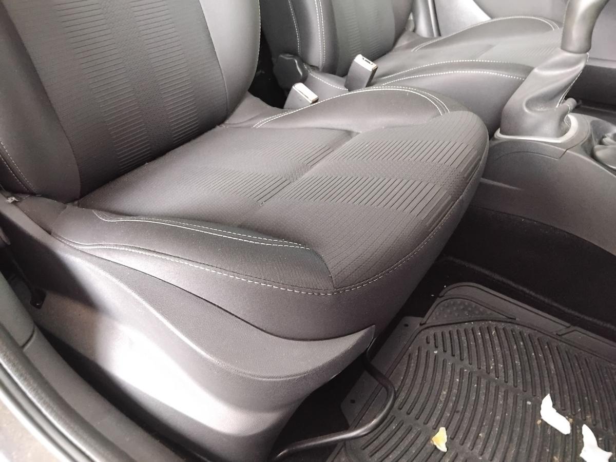 Renault Clio III Grandtour original Sitz vorn rechts Beifahrersitz Stoff BJ2009