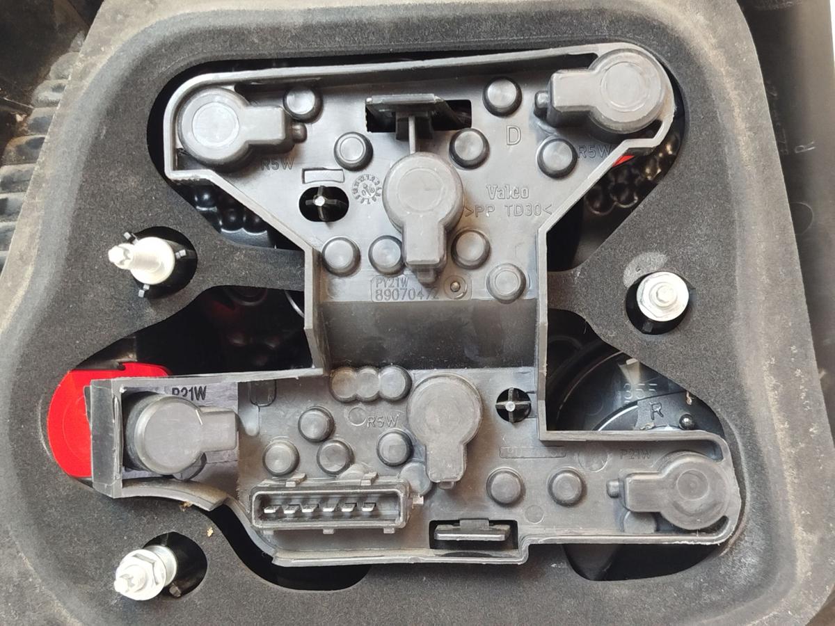 Toyota Avensis T25 Limo 4-trg. R&uuml;ckleuchte rechts R&uuml;cklicht Heckleuchte STH