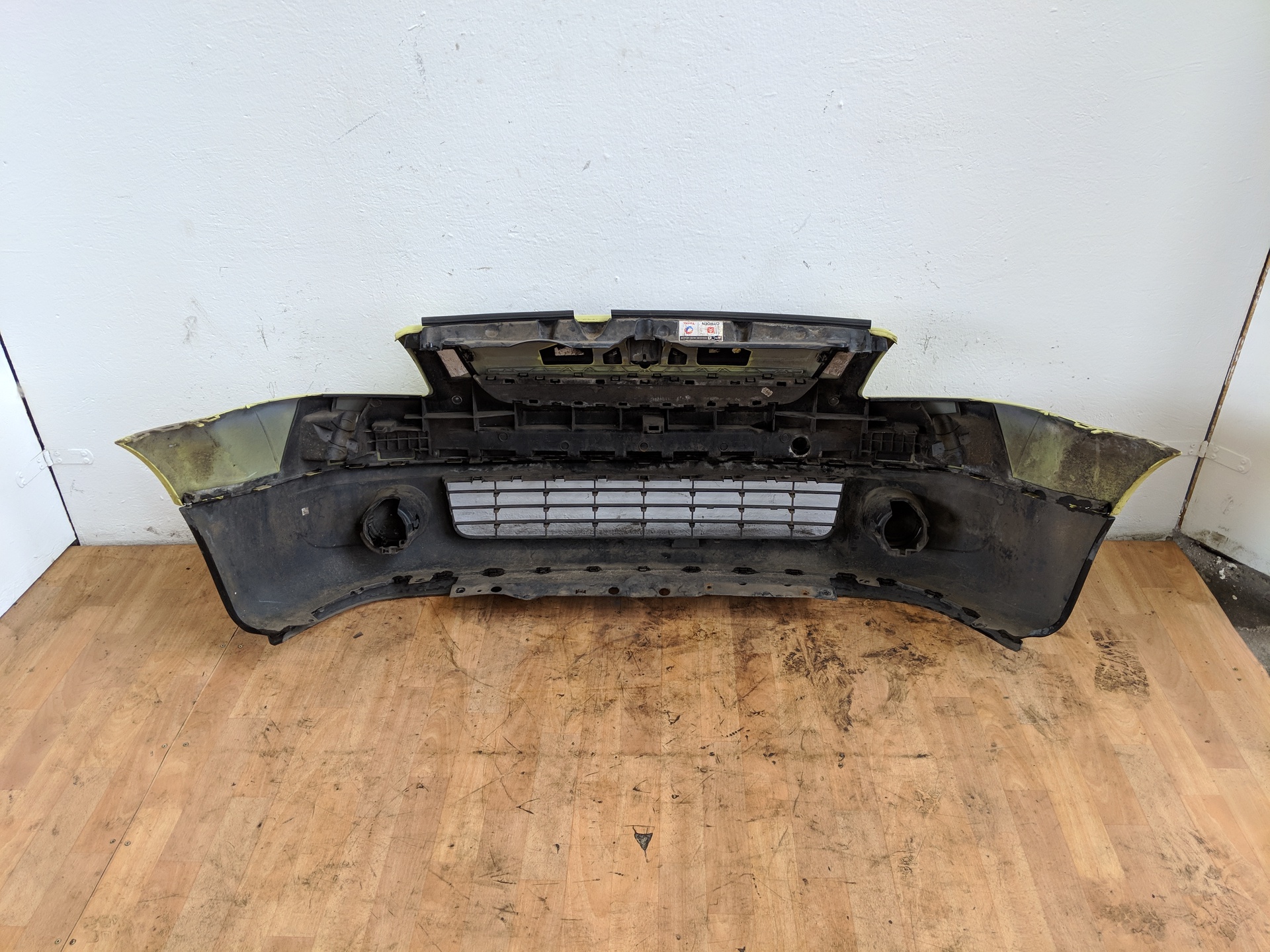 Citroen C2 J BJ04 Stoßfänger vorn inklusive Grill KBN Gelb