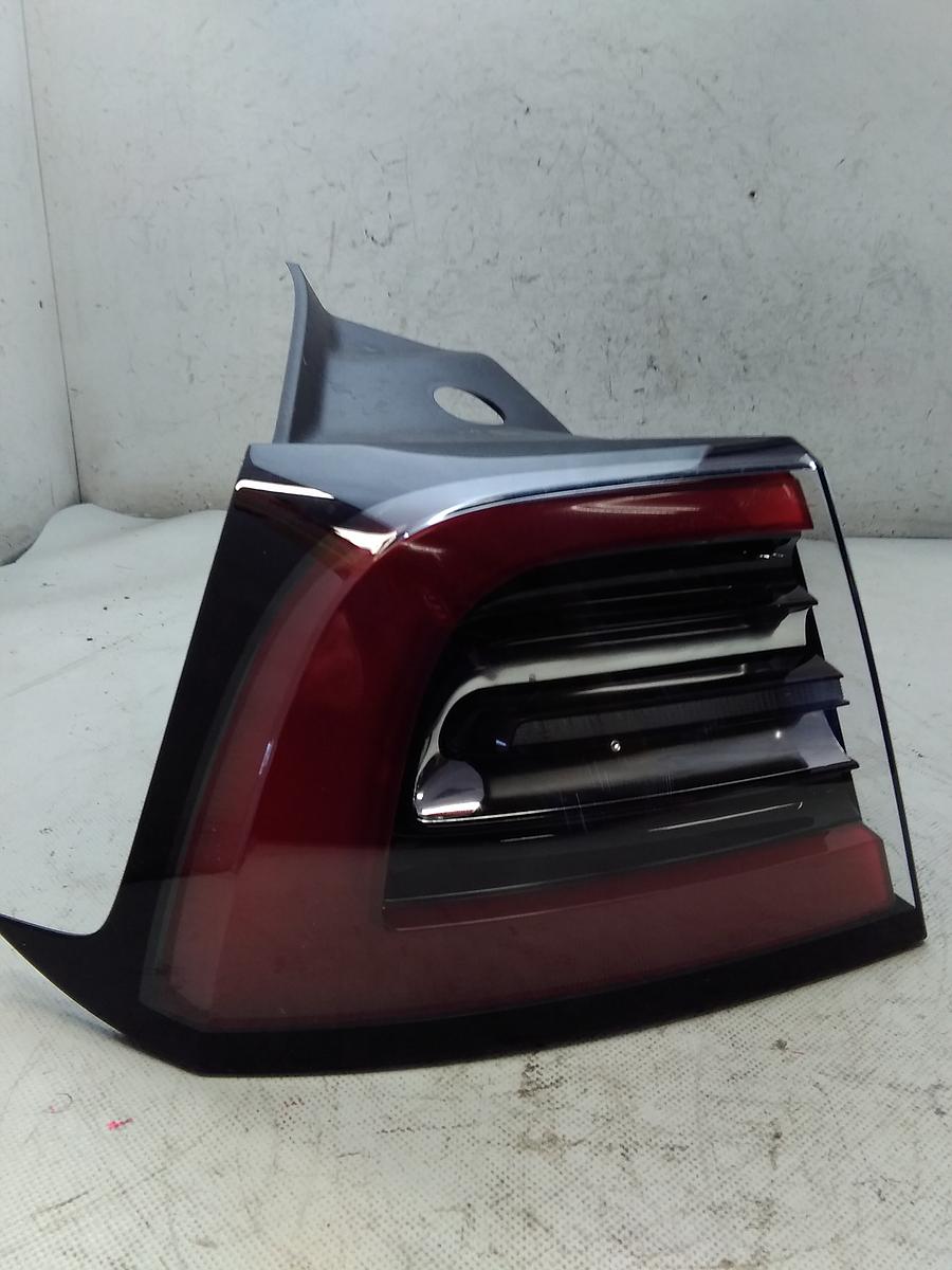 Tesla Model Y original R&uuml;ckleuchte Schlussleuchte links au&szlig;en 1502086-00-D