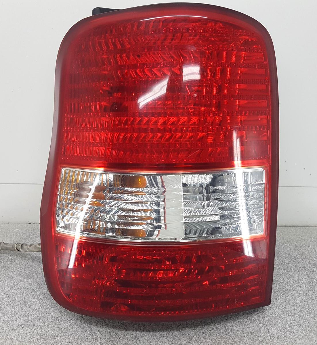 Kia Carnival Rückleuchte Rücklicht links in rot weiss Bj2005 Modell ab2002