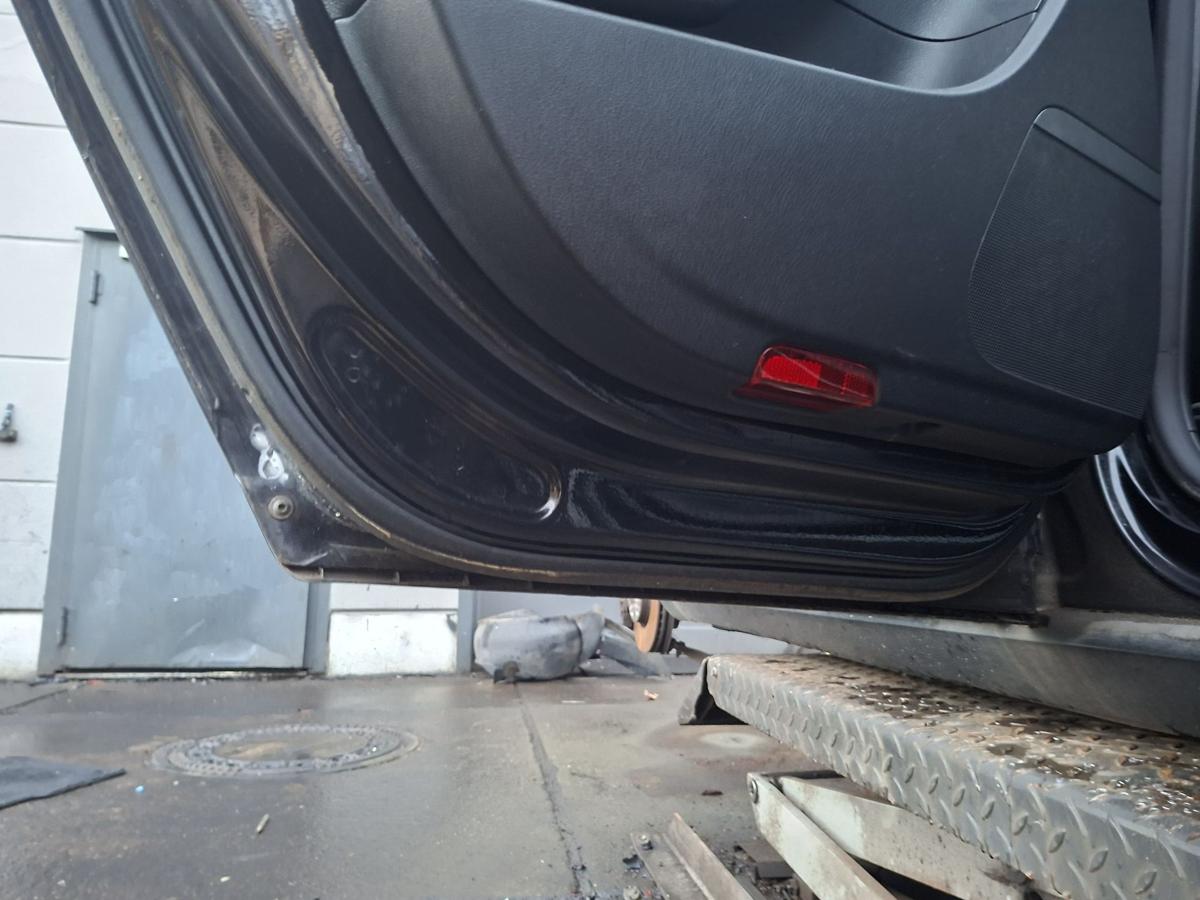 VW Passat 3C Variant original T&uuml;r hinten links ROH 041 brillantschwarz