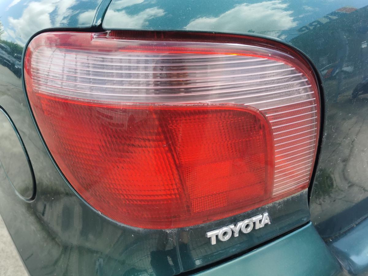 Toyota Yaris P1 Rückleuchte Schlussleuchte Rücklicht Lampe hinten links 3trg