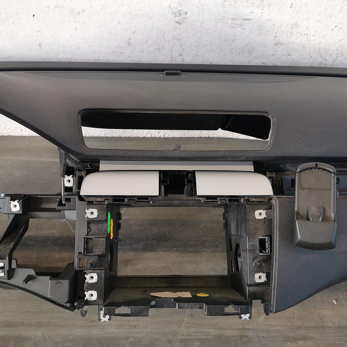 VW Passat 3C B6 Variant Armaturenbrett Armaturentr&auml;ger Instrumententafel